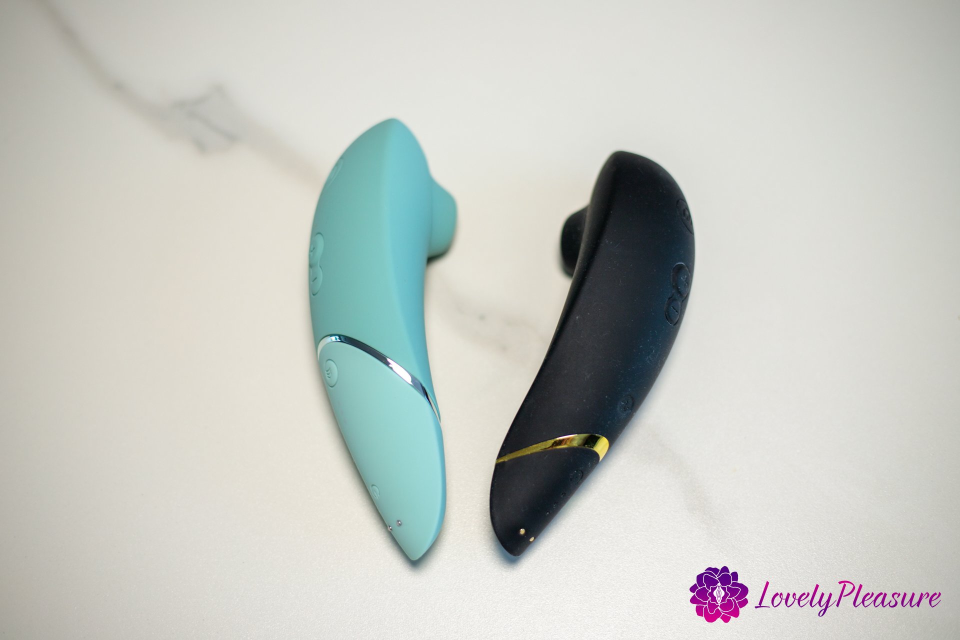 À droite le Womanizer Next - À gauche le Womanizer Premium