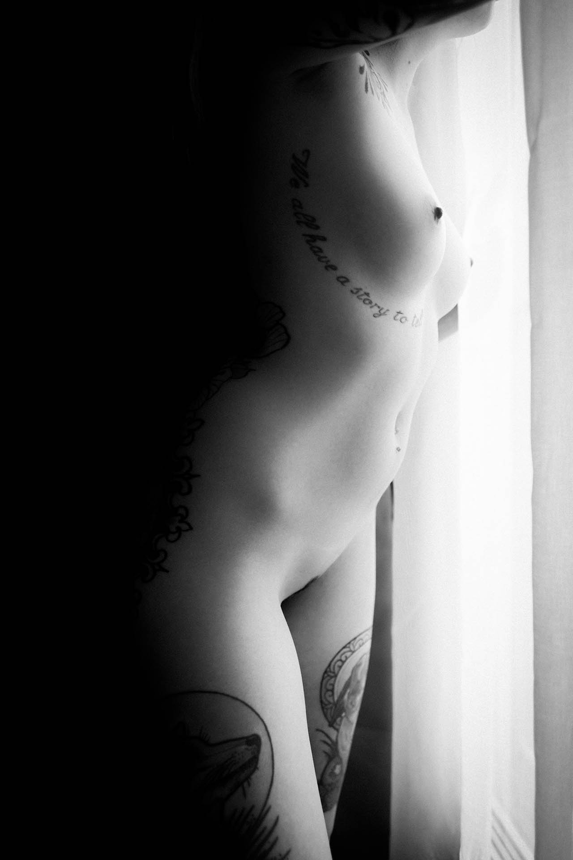 Photo de Miss posant nue devant la fenêtre