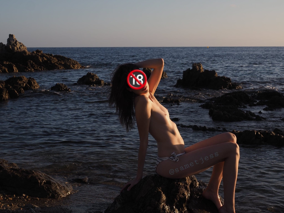 Jess posant sur des rochers au bord de l'eau